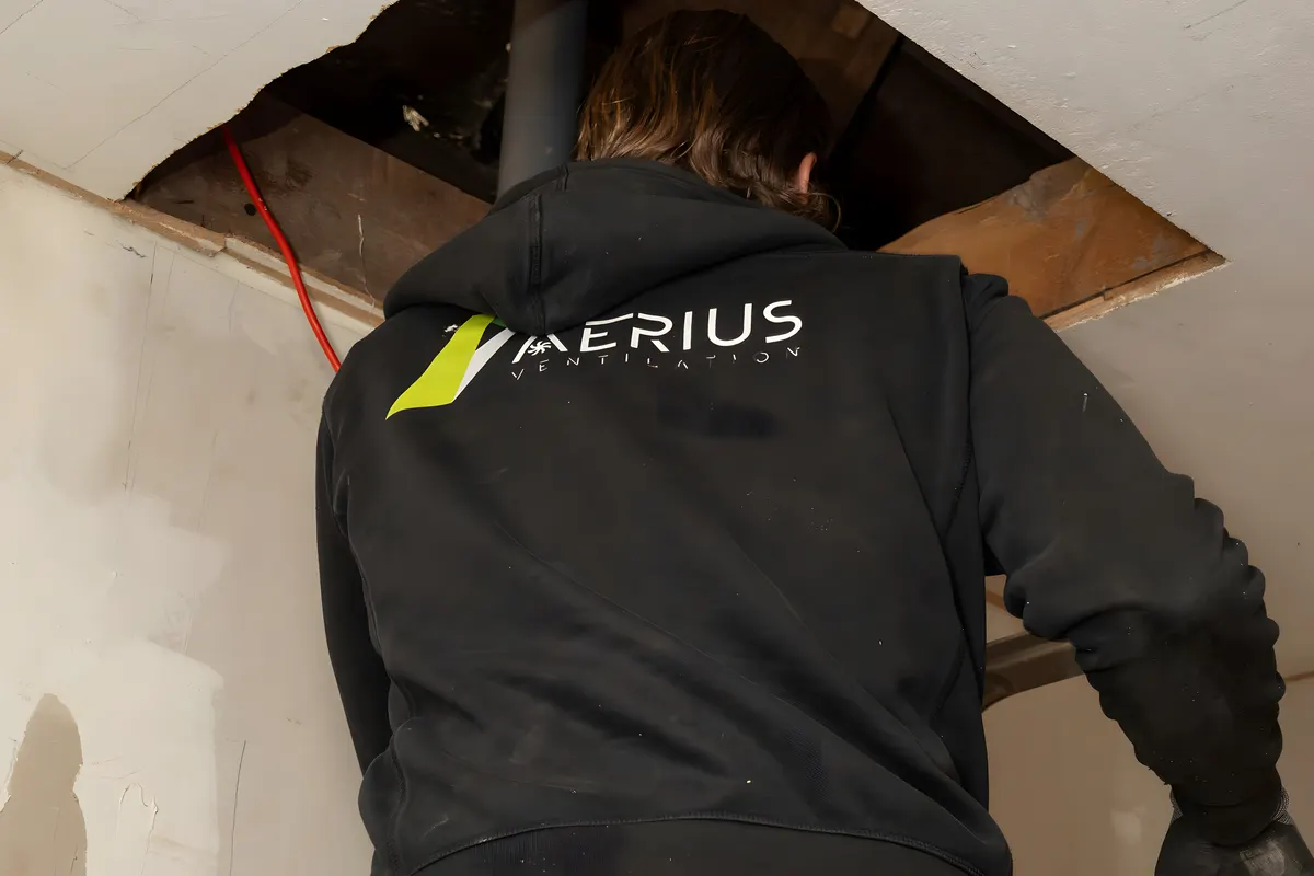 Aerius ventilationstekniker vid en vindöppning under genomgång inför radonsanering i Stockholm