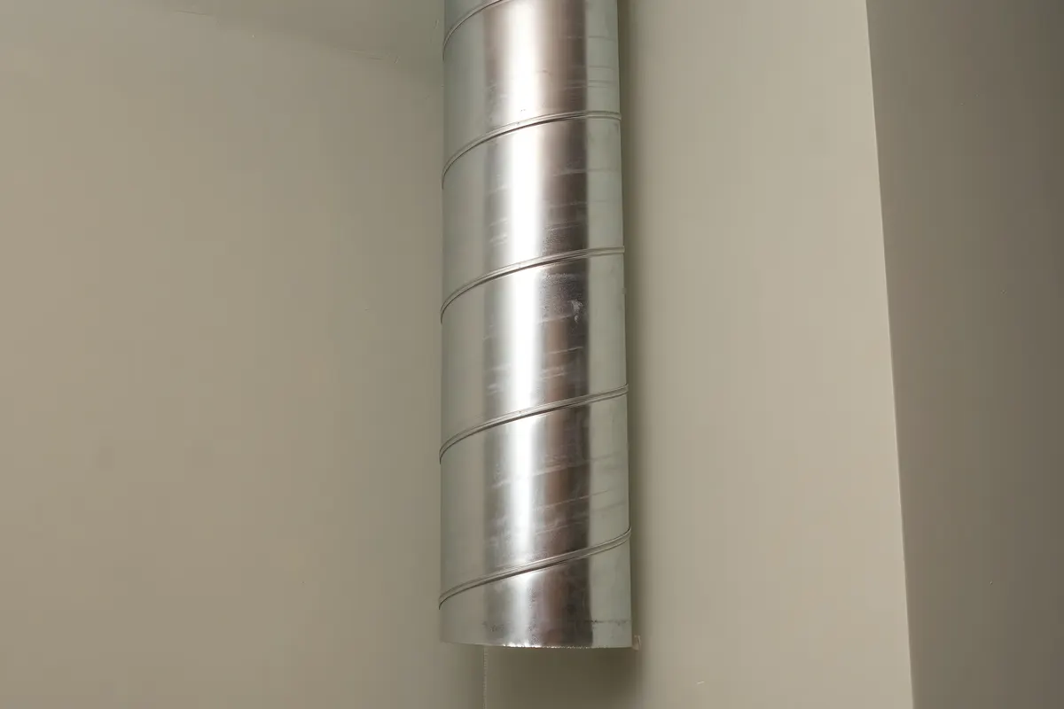 Synlig ventilationskanal i en bostad vid kontroll av ventilationssystemet i Stockholm