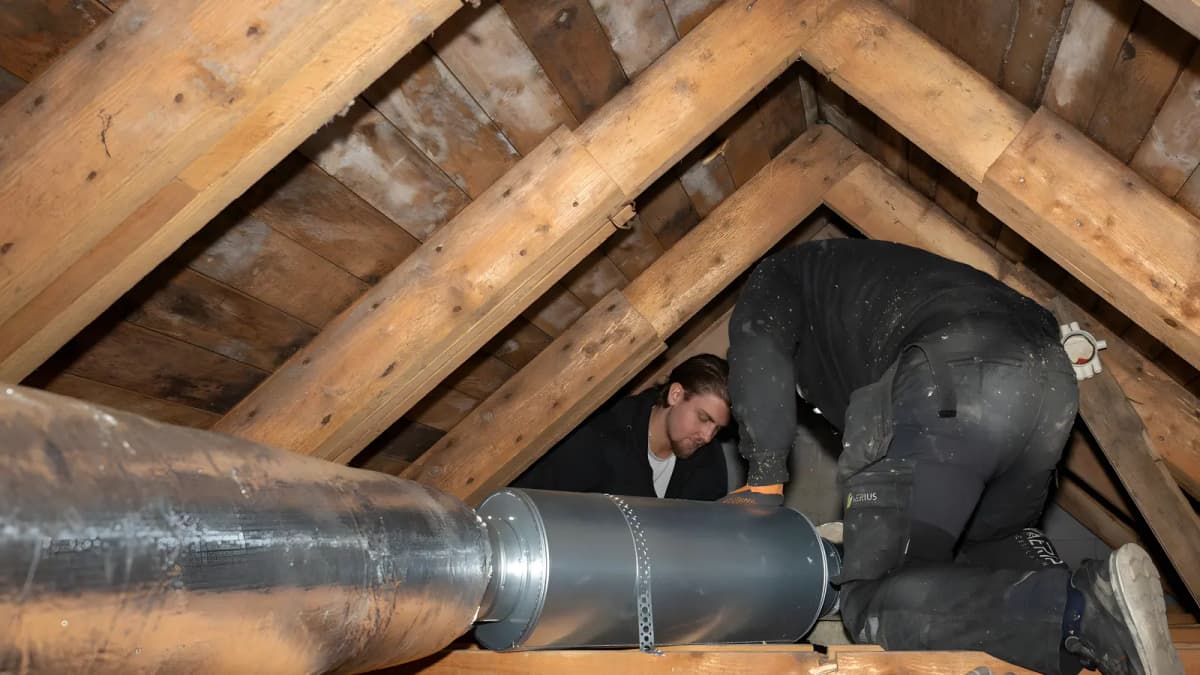 Tekniker från oss på väg till ett uppdrag i Akalla
