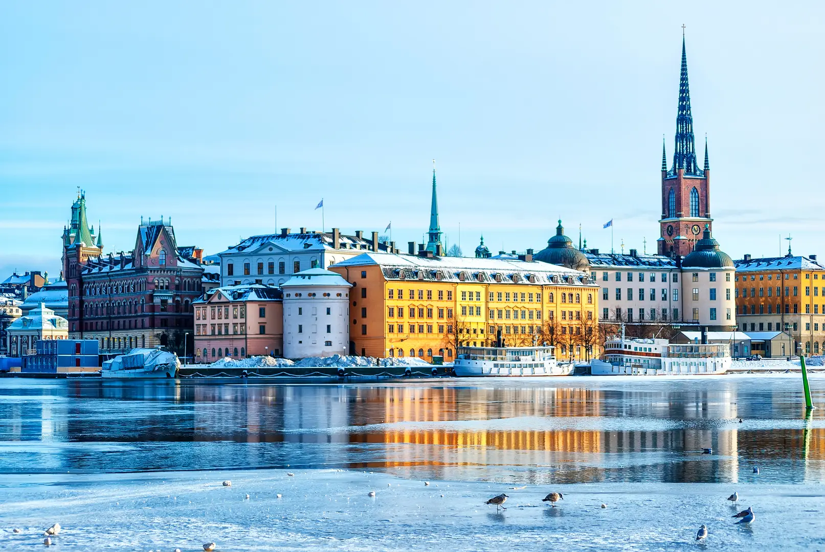 Stockholm i kvällsljus där villor och fastigheter kan installera FTX-ventilation