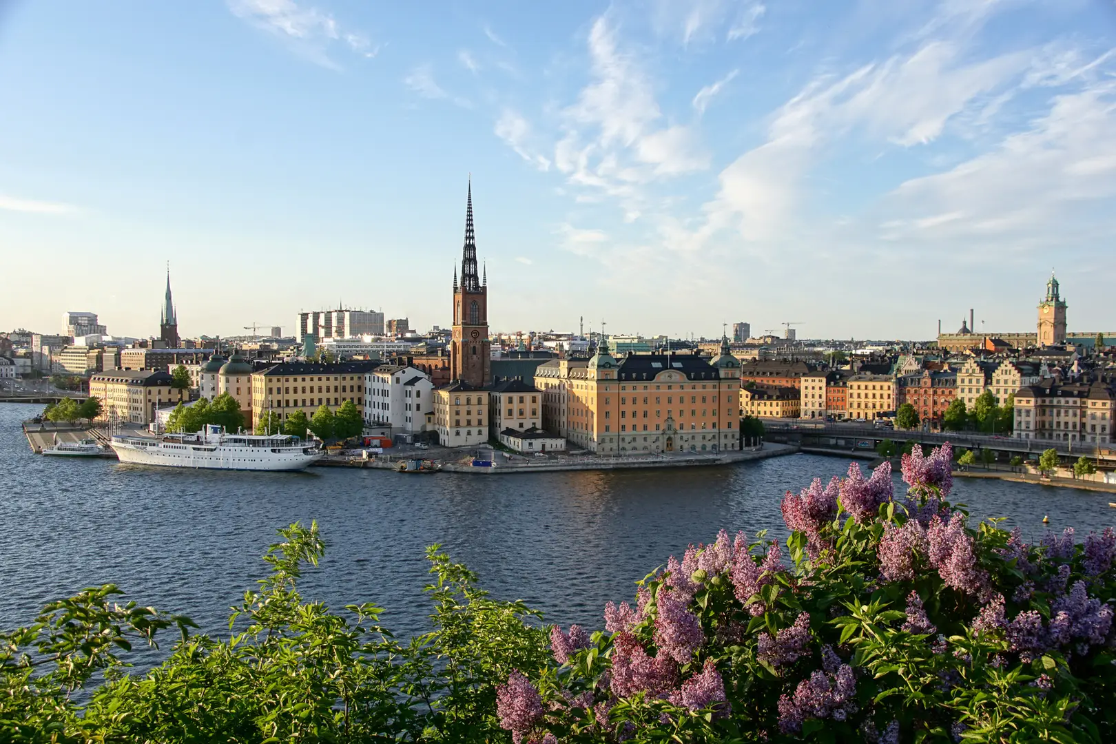 Stockholms stadshus nära hus där frånluftsventilation kan behöva förbättras