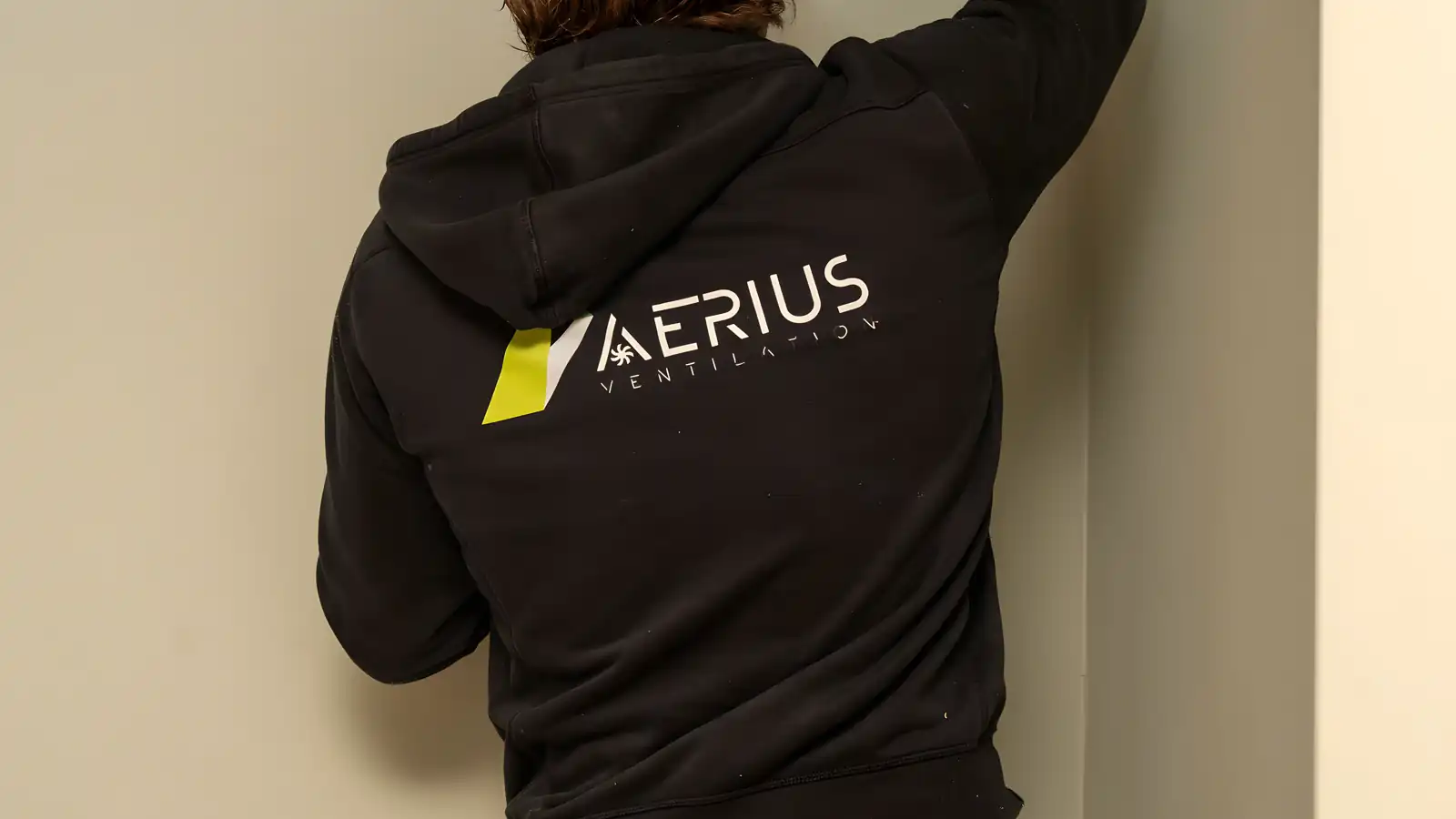 Ventilationstekniker vid arbete med ett ventilationssystem