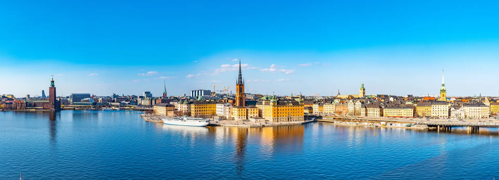 Stockholm sett från vattnet nära hus där ventilationen kan behöva rengöras