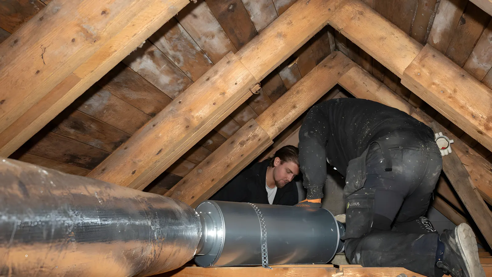 Ventilationstekniker som installerar isolerade ventilationskanaler